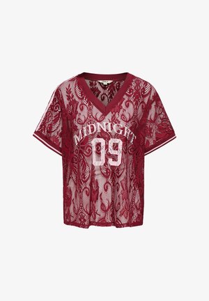 Värvitooni burgundia lühikeste varrukatega pitsist V-kaelusega topp lillelise mustriga, valge "MIDNIGHT 09" tekstiga ja triibulise äärega varruka ääres.