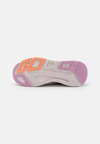 Kenkän pohja, jossa on monivärinen muotoilu; pääasiassa off-white väri, jossa on oransseja ja purppuran sävyjä, teksturoitu pinta urilla ja kuvioilla.