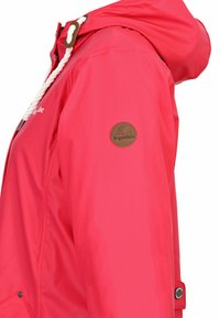 Wasserdichte pinke Regenjacke mit verstellbarem Kapuzenzug, strukturiertem Stoff, Seitentasche und einem braunen Logopatch am Ärmel.