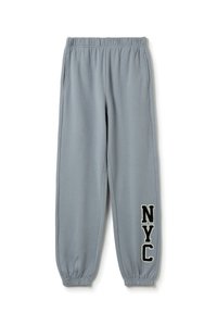 Helle graue Sweatpants mit elastischem Bund und Bündchen. Merkmale schwarze und cremefarbene "NYC"-Buchstaben am unteren linken Bein. Weiches Stoffgefühl.