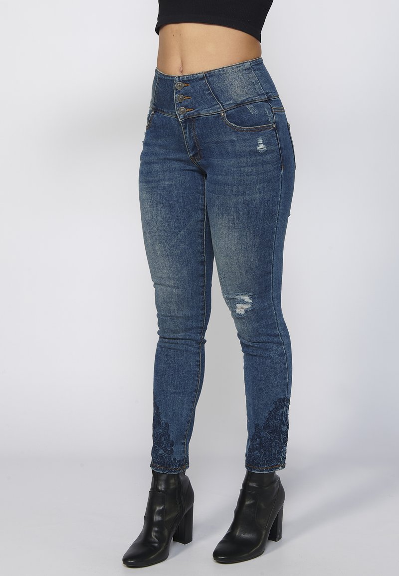 Pantaloni Jeans chiaro denim biker Skinny fit.Chiusura con bottone e