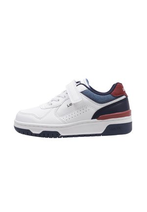 Zapatilla blanca con acentos en azul y marrón, cuero perforado, cuello acolchado, suela de goma y correa ajustable de Velcro.