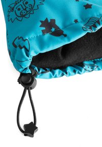 Sacchetto di stoffa blu con fantasie di animali neri e stelle. Include un laccio nero con un fermo a forma di stella per la chiusura.