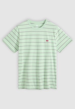 Gaisma zaļa īsām piedurknēm T-krekls ar plānām tumšām horizontālām svītrām un nelielu sarkanu Levi's logotipu kreisajā krūtīs.