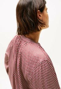 Tommy Hilfiger CURVE GATHERED V-NECK PRINT - Bluse - red