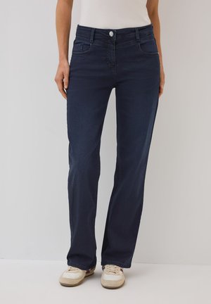 Jeans en denim bleu foncé avec une coupe droite, cinq poches, fermeture à bouton et à zip à l'avant, et détails de couture subtils.