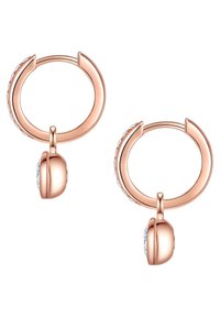 Naušnice od ružičastog zlata imaju glatki, zaobljeni dizajn s malim visećim kružnim akcentom i redom prozirnih kamenčića duž ruba.