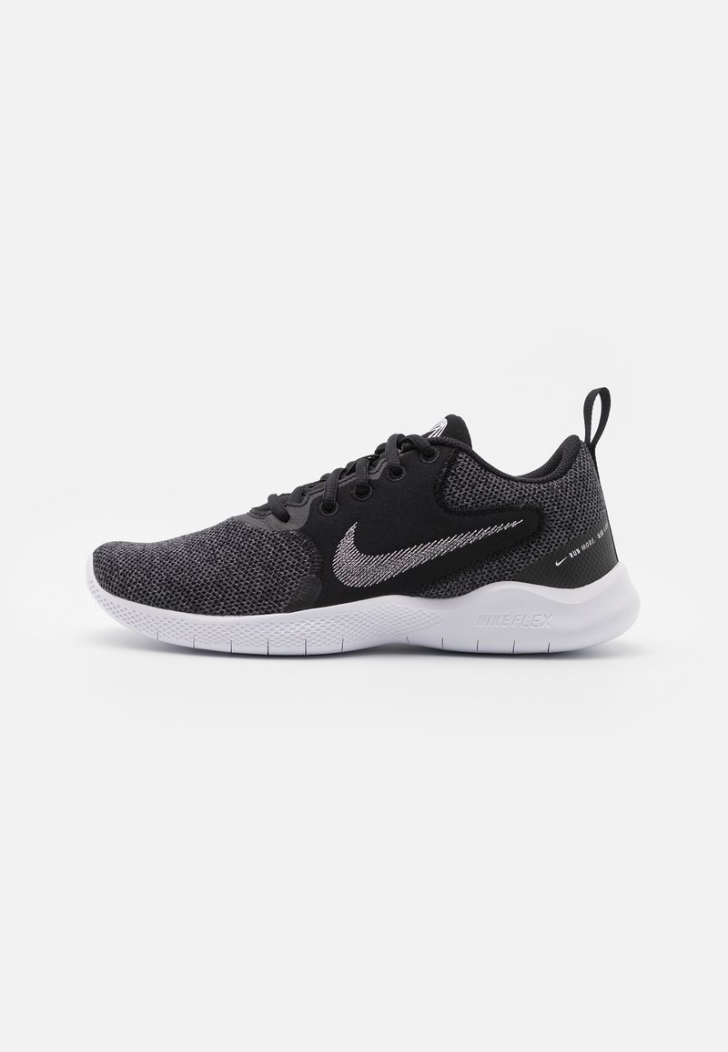 Chaussure de sport Nike noire et grise avec semelle blanche, tige en mesh, logo swoosh sur le côté, laçage devant et languette d'enfilage au talon sur fond blanc.