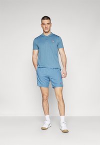 Fila SHORTS LEO - Spordišortsid - captains bue