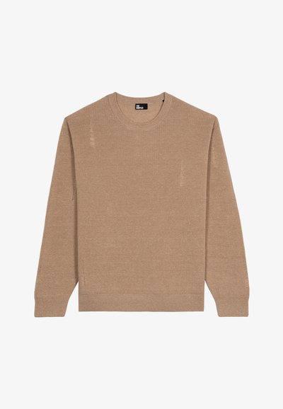 Pull en tricot beige à côtes avec manches longues, encolure ronde et fentes latérales discrètes. Texture douce, avec étiquette de la marque au niveau de l'encolure.