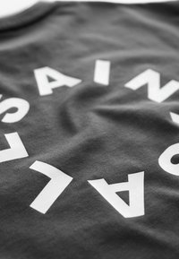 smALLSAINTS TIERRA CREW LOGO  - Printtipaita - charcoal grey
