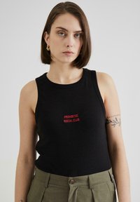 Schwarzes geripptes Tanktop mit rundem Halsausschnitt und einem roten gestickten Logo auf der Brust mit der Aufschrift "PROHIBITED SOCIAL CLUB".