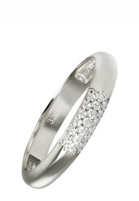 Bague en or blanc avec une bande lisse comportant une rangée de petits diamants ronds sertis dans un panneau texturé, finition polie.