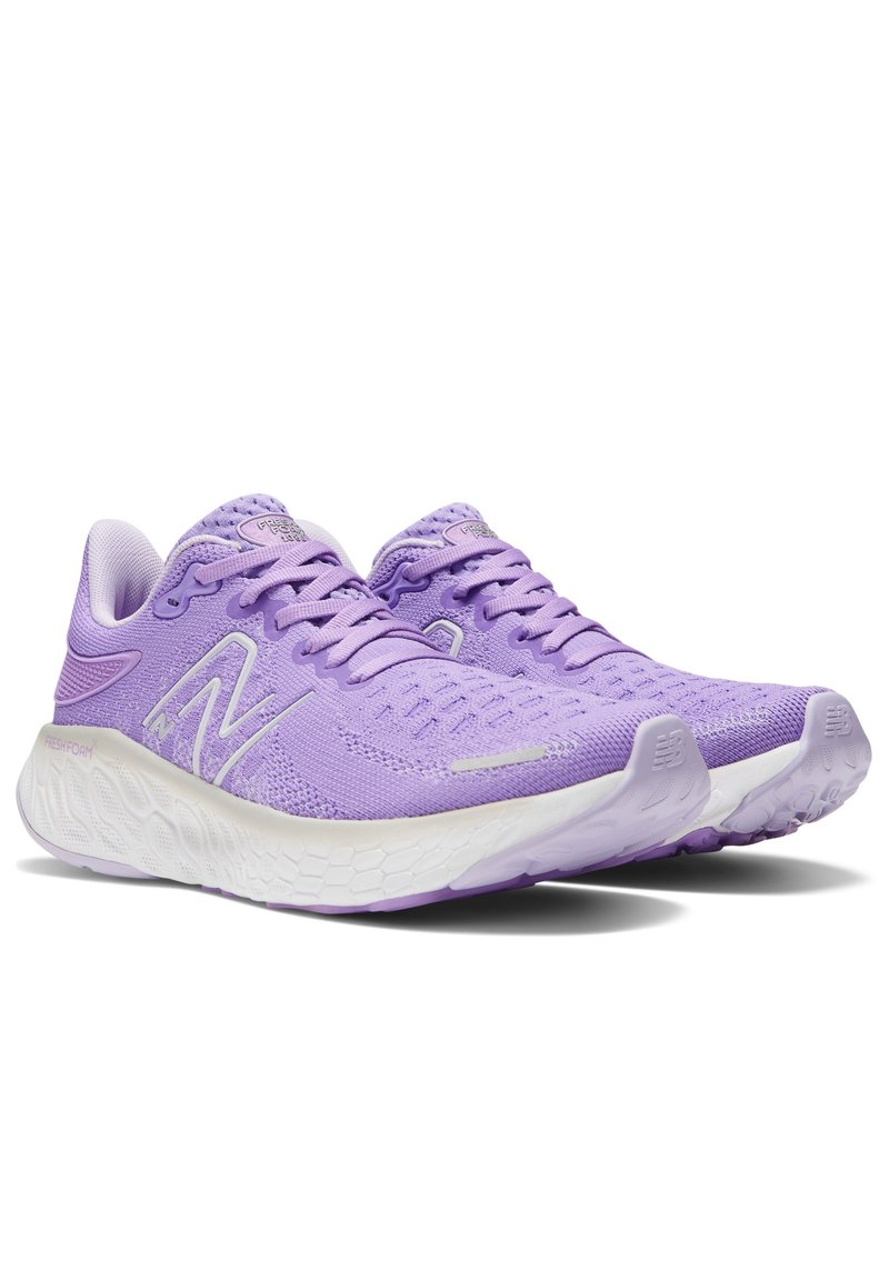 Zapatillas de running moradas con parte superior de malla, acentos blancos, suelas acolchadas y diseño de cordones. Presenta tela texturizada y detalle del logotipo.