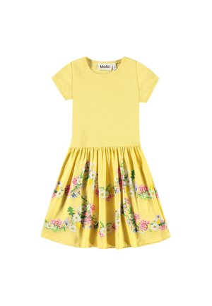 Gelbes Kleid mit kurzen Ärmeln, tailliertem Oberteil und ausgestelltem Rock mit einem Blumenmuster in Rosa und Weiß. Weiche Stoffstruktur.