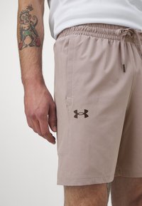 Under Armour BASELINE SHORT - Calções desportivos - tetra gray/black