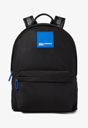 Zaino in nylon nero con una forma arrotondata, caratterizzato da un'etichetta con logo blu, dettagli zip blu a contrasto e spallacci regolabili.