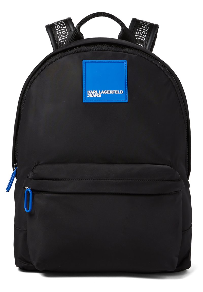 Zaino in nylon nero con una forma arrotondata, caratterizzato da un'etichetta con logo blu, dettagli zip blu a contrasto e spallacci regolabili.