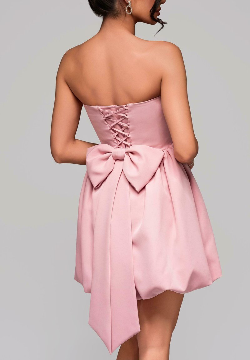 Robe Patineuse Rose - Marque PrettyLittleThing - Occasion Très Bon état