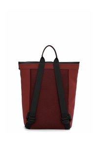 Zaino rosso con texture a rete, bordi neri, maniglia superiore e spallacci neri regolabili. Presenta una forma rettangolare strutturata.