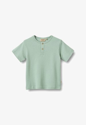 Tricou verde deschis cu mâneci scurte, cu un design texturat cu dungă, având trei nasturi din lemn la guler și o croială lejeră.