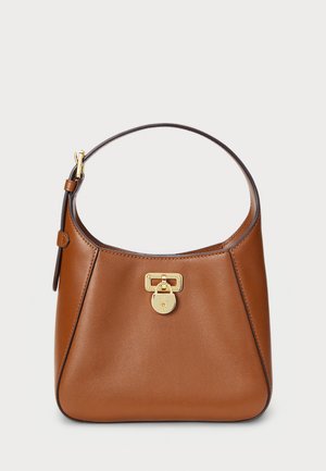 Bolsa de couro castanho com uma forma curva, fecho de fecho de ouro e uma alça curta, apresentando uma textura suave e um design minimalista.