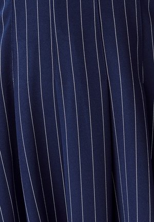 Tessuto blu navy con righe bianche, caratterizzato da una trama текстurizzata. Questo materiale è liscio, con pieghe ben visibili e un design strutturato.