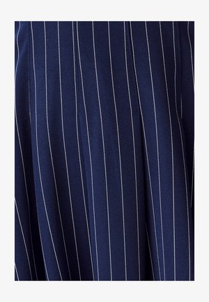 Granatowy materiał w białe prążki, z teksturowanym splotem. Ten materiał jest gładki, z widocznymi fałdami i ustrukturyzowanym wzorem.