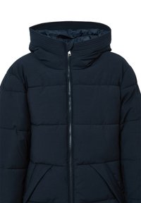 Marineblaue gepolsterte Jacke mit hohem Kragen, durchgehendem Reißverschluss und Seitentaschen. Glatte Textur mit gestepptem Muster für Isolierung.
