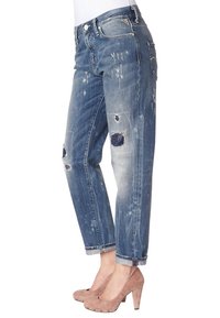 Modré oprané džíny z denimového materiálu s roztrženými záplatami, rovný střih a vybledlé oblasti. Mají poutka na opasek a zapínání na knoflík.