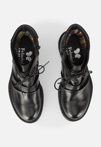 Sorte læder ankelstøvler med rund tå, der har et lagdelt design, front snørebånd, side lynlås og en farverig stribet indvendig foring.