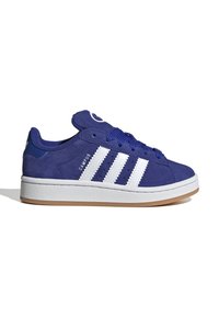 Lilla semsket sneaker med hvit tre-stripes design, gummisåle og polstret tunge. Har snøring og logo-detalj på tungen.