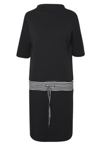 Vestido negro de manga corta con un cuello alto y un cinturón de rayas blancas en la cintura. Hecho de una tela suave con un corte relajado.