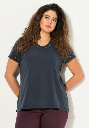 T-shirt bleu marine à manches courtes avec un col rond, orné de clous décoratifs le long du col et des manches, fabriqué dans un tissu doux.