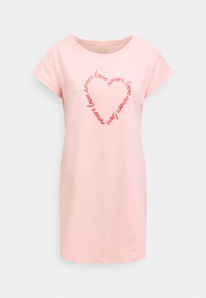 Rozā kokvilnas naktskrekls ar īsām piedurknēm un apaļu kakla izgriezumu. Caur sarkaniem burtiem veidota sirds forma, kurā atkārtojas vārds "mīlestība".