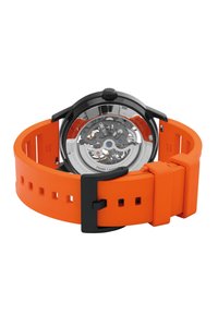 Sort rustfrit ståluhr med transparent bagside, orange silikonerem, rund urskive og sort hardware. Remmen har udskæringer.