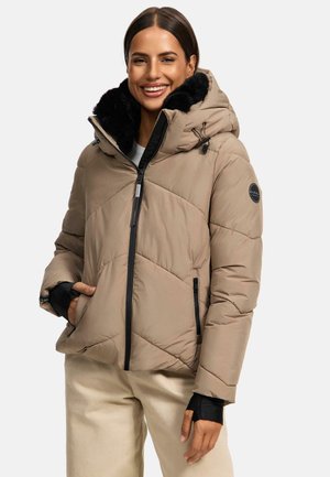 Beige pufferjack met een zwarte nep-bont capuchon, diagonale doorgestikte patroon, ritszakken aan de voorkant en zwarte accenten op de manchetten en ritsen.