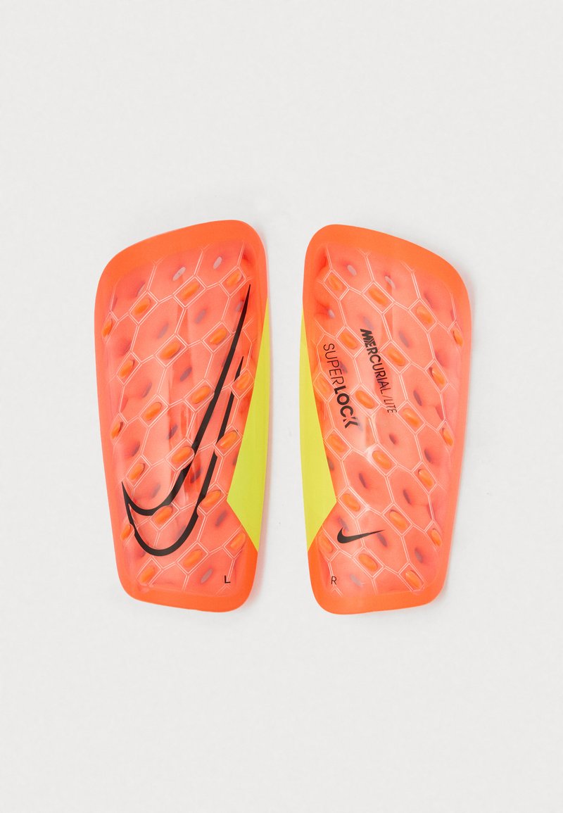 Nike Mercurial Lite Superlock skinner med et hexagonalt mønster, lyse orange og gule farver samt sorte logo akcentuer.