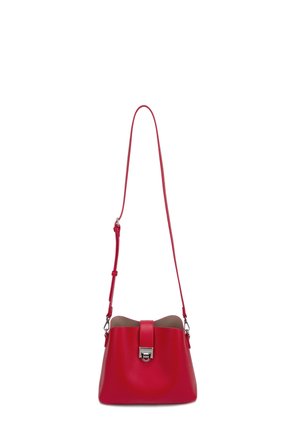 Rode leren crossbodytas met verstelbare riem en sluiting met zilverkleurige gesp, weergegeven tegen een witte achtergrond.