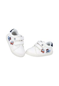 Zapatillas blancas con correas de velcro, con diseños de vehículos en azul y rojo. Suelas de goma texturizadas con forma redondeada. Acentos en color marino en el talón.