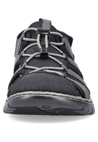 Chaussures d'extérieur noires avec un tissu texturé, des lacets élastiques et une semelle rembourrée. Comprend des accents gris et un design robuste pour plus de durabilité.
