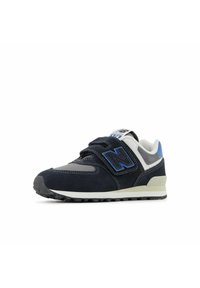 Blau und graue Wildledersneaker mit einem Klettverschluss, ausgestattet mit einem auffälligen strukturierten "N"-Logo, gepolsterter Sohle und gemustertem Profil.