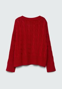 Pull en laine rouge tricoté avec un motif en câble, col rond et épaules tombantes. L'ourlet est en côtes et le tissu a une finition texturée.