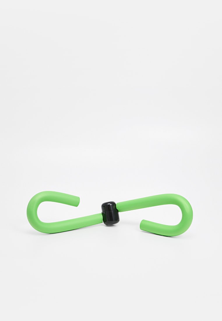 Sangle en caoutchouc verte avec un connecteur en plastique noir au centre. Design courbé avec des surfaces lisses et texturées.