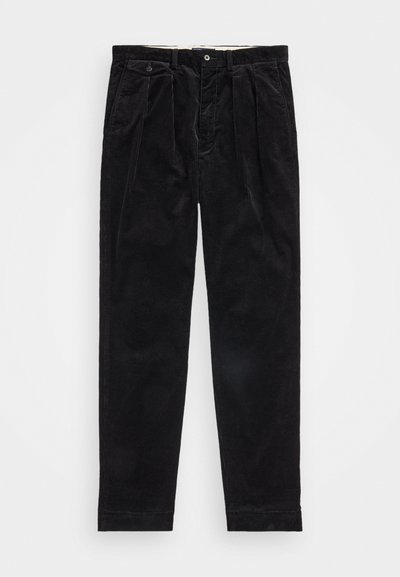 Pantalones de pana negros con frente con pliegues, dos bolsillos laterales y cierre de botón en la cintura. Textura suave con corte recto.