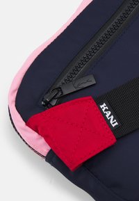 Karl Kani SIGNATURE BLOCK HIP BAG UNISEX - Ľadvinka - red