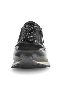 Schwarzer Sportschuh mit einem Obermaterial aus glattem Leder und Wildleder, ausgestattet mit einer gemusterten Schnürung und einem seitlichen Reißverschluss, runder Zehenform und Gummisohle.