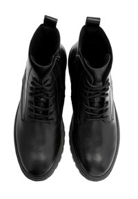 Czarne skórzane botki za kostkę mają gładkie wykończenie, sznurowane z przodu, z zamkiem błyskawicznym oraz fakturowaną podszewkę. Widoczne są płaskie gumowe podeszwy.