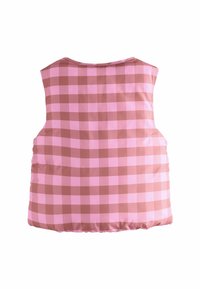 Gilet à carreaux roses et bruns avec une texture rembourrée et un col rond, présentant une finition lisse et un matériau doux et léger.