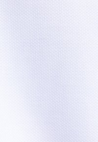 Texture de tissu blanc avec un petit motif de maille hexagonale uniformément espacée, créant une surface respirante et légère.